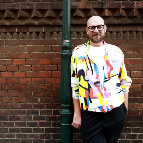 Kadeřník Honza Kořínek na Lifee.cz pravidelně hodnotí účesy ze společenských událostí v rubrice Vlasová policie. 