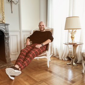 Honza Kořínek se už dlouhé roky stará o vlasy žen i mužů v Hair Studiu Honzy Kořínka na pražských Vinohradech. 