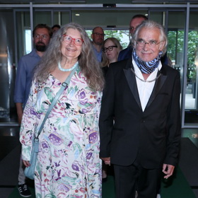 Herec Oldřich Kaiser se svou partnerkou Dášou Vokatou, která se rozhodla pro světlé šaty s květinovým potiskem a růžové sandálky bez podpatku. Nebarvené vlasy nechala rozpuštěné a zaujala také nápaditými obroučkami brýlí. 