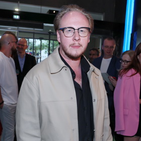 Herec Štěpán Kozub přišel navzdory vysokým teplotám v béžové bundě a černé košili s kraťasy. 