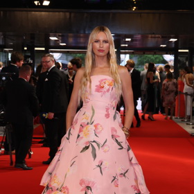 Večer bohatý na dokonalé modely, to bylo slavnostní zakončení letošního ročníku filmového festivalu v Karlových Varech. Ozdobou mu byla také topmodelka Karolína Kurková v šatech Carolina Herrera.