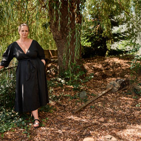 Zahradě dominuje velká vrba. Pavlína má obvykle málo takových klidných chvil v jejím stínu.