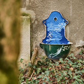 Dekorativní umyvadlo na zahradě u domu, kde bydlí Jan s Pavlínou.