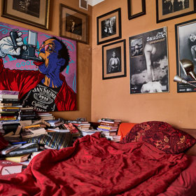 Janovo lože. Obklopené fotografiemi a Janovým portrétem od Jozefa Danglára Gertliho.