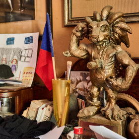 Socha, kterou Jan Saudek dostal před lety na konci natáčení své talkshow na TV Barrandov, dlouho před érou Jaromíra Soukupa.