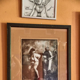 Fotografie jsou na stěnách všude. Jan Saudek: Paní a služka.