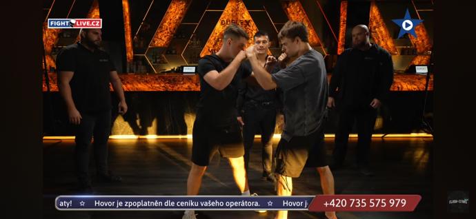 FOTO: Kluci to berou v pohodě a s klidem. – stránka 254