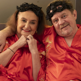 V seriálu Jedna rodina je manželem Evy Holubové kolega Petr Čtvrtníček.