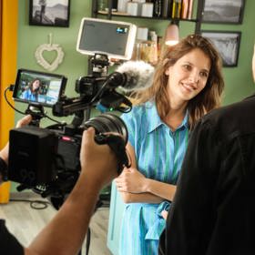 Herečka Sara Sandeva na natáčení seriálu Jakub a Sara.