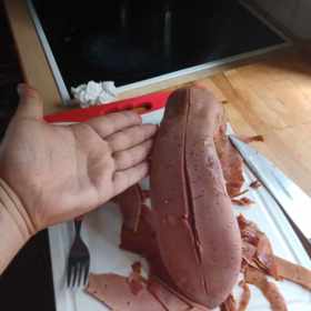 Felix Slováček mladší nedávno vařil uzený hovězí jazyk. Ten se nejprve povaří a potom oloupe.