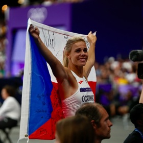 Nikola se v Paříži radovala s českou vlajkou na zádech.