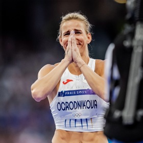 Oštěpařka Nikola Ogrodníková přiveze do Česka bronzovou medaili.