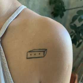 Tato kérka Pavly Dostálové odkazuje na beránka v krabici z pohádky Malý princ.