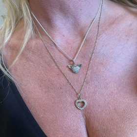 Herečka Lucie Benešová dostala od Lary srdíčko s křidélky.