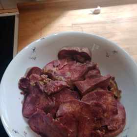 Uzený hovězí jazyk se potom zpracuje jako běžné maso.