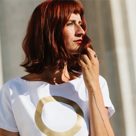 Poznávací prvek modelů s visačkou Mikela da Luka? Výrazné grafické potisky.