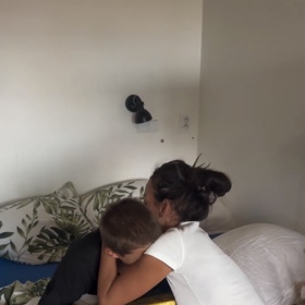 Agáta objímá Kryšpína, který slaví 13. narozeniny. 