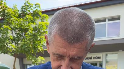 FOTO: Andrej Babiš krájí koláč.