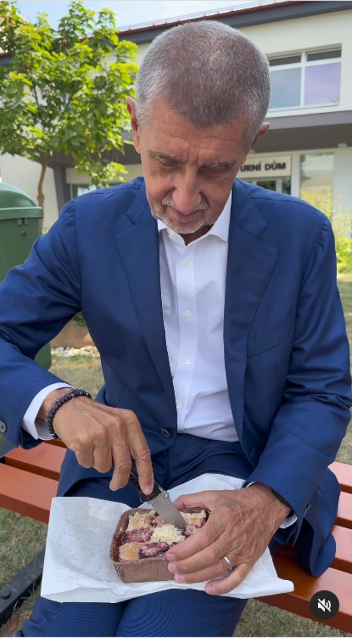 FOTO: Andrej Babiš krájí koláč. – stránka 208