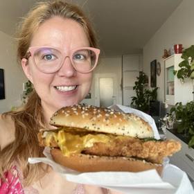 Redakce Lifee testuje nový hamburger od McDonald's, McCrispy Deluxe.