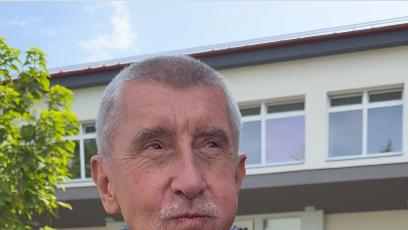 FOTO: Andrej Babiš jí švestkový koláč.