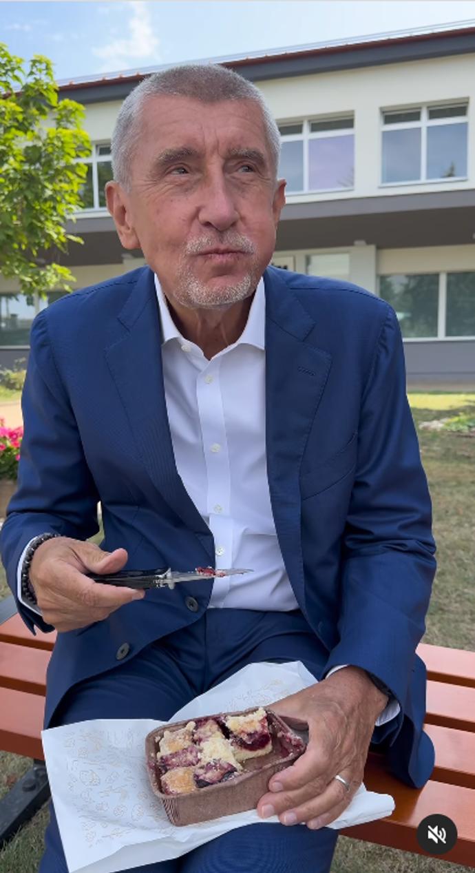 FOTO: Andrej Babiš jí švestkový koláč. – stránka 206