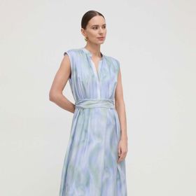 Do hledáčku spolehlivých letních materiálů se řadí i luxusní  přírodní hedvábí. Vyšší pořizovací cena se vám ale odmění dlouholetou krásou a pohodlím. (Boss, 8 599 Kč)