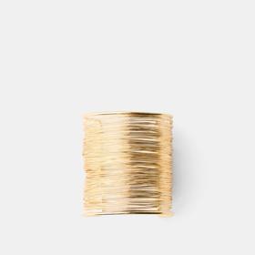 Manžetový náramek je výrazným detailem, který outfitu dodá švih a exotický look. (Bershka, 299 Kč