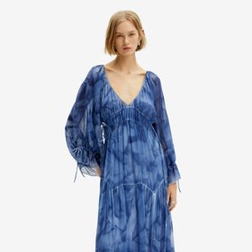 Modely s nadýchanými rukávy a členěním můžete nosit s letními doplňky i s veškerou podzimní klasikou. (Desigual, 4 299 Kč)