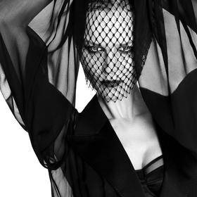 Závojíčky a tylové detaily čelenek a čepic či klobouků najdete v mnoha aktuálních módních kolekcích. Eva Herzigová pózuje pro značku Dolce&Gabbana.