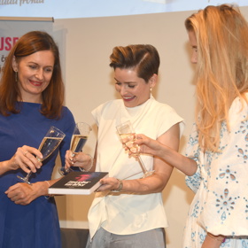 Martina Viktorie Kopecká během křtu své knihy Zpověď farářky. Jednou ze sudiček byla herečka Jana Bernášková.