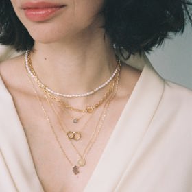 Nádherné vrstvení najdete u šperků značky Du Coeur. Jednotlivé kousky pořídíte od 2 190 Kč