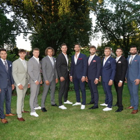 Dvanáct letošních finalistů Muže roku ve skvěle padnoucích oblecích.