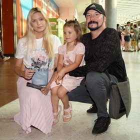 Bohuš Matuš oblékl do kina černý svetr a šedivé kalhoty. Nechybí kšiltovka namísto jeho oblíbeného šátku.