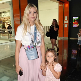 Lucie Matušová se s dcerou Natálkou  sladila do pastelově růžové. Oblékla trendy plisovanou sukni, bílé tričko a bílé tenisky.