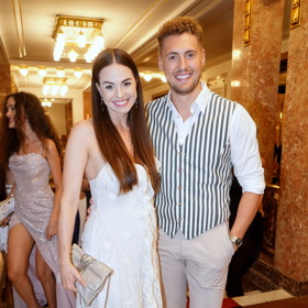 Betty a Vojta Urbanovi. Vojta, Muž roku 2019, oblékl slušivou černo-bílou vestu.