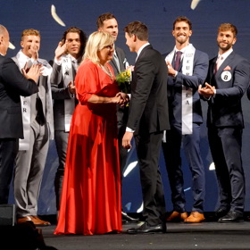 Alena Schillerová byla na jevišti náchodského divadla nepřehlédnutelná.