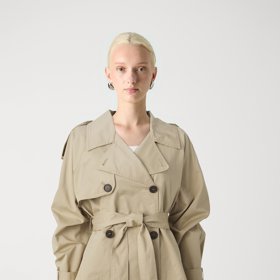 Pokud se necítíte na ultrakrátké varianty, zkuste trenčkot sahající k bokům. (Gina Tricot)