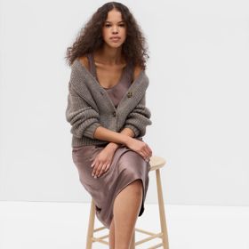 Satén a hřejivé úplety, hlavní z kombinací pro podzim 2024. (GAP)