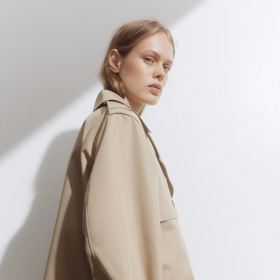 Krátký trenčkot dovede oživit mnoho variant aktuálních outfitů.(H&M)