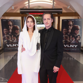 Partnerka herce Jana Nedbala, Sára Kozucharová, oblékla bílé večerní šaty s kápí.