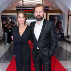 Herec Petr Lněnička a Pavla Šaldová v černé róbě s hlubokým výstřihem.