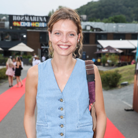 Herečka Simona Lewandowska zkombinovala dle trendů dva druhy denimových kousků.