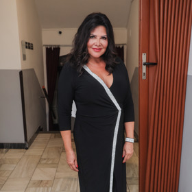 Zpěvačka Ilona Csáková oblékla černý overal, který si nechala na míru ušít podle vlastního návrhu. 