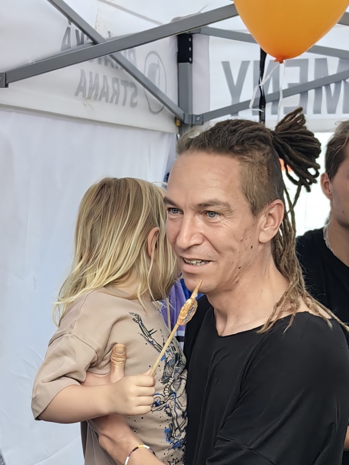 FOTO: Ivan Bartoš na Prague Pride nechyběl. – stránka 55