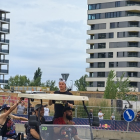 Eva Adamczyková se vozila na straně vozítka.