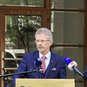 Druhý nejvyšší ústavní činitel totiž k letu do Milána využil velký armádní letoun.