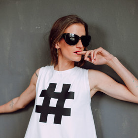 Mikela da Luka je původní profesí grafická designérka a na její módu to má zásadní vliv.