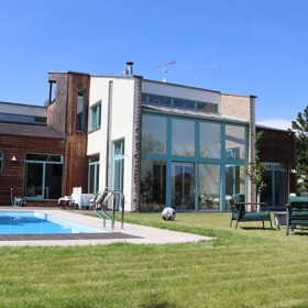 Bazén a zahrada režiséra Karla Janáka a jeho ženy Romany Goščíkové.