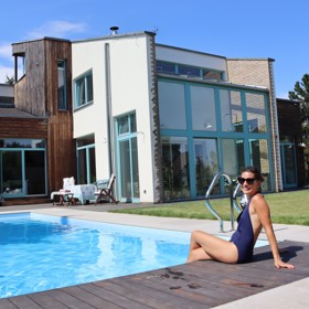 Bazén a zahrada režiséra Karla Janáka a jeho ženy Romany Goščíkové.